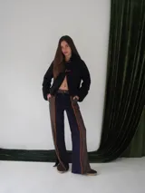 Pantalón de paño combinado con tira de cuero color marrón.