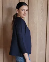 Buzo azul de tejido de punto con cuello redondo y mangas 3/4.