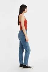 Pantalón de jean celeste claro, tiro alto, corte tapered y largo al tobillo.