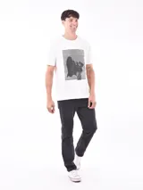 Remera negra de corte slim con estampado frontal de la palabra 'OVERLORD' en mayúsculas dentro de tres rectángulos blancos.