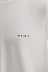 Musculosa deportiva blanca de tejido ligero y elástico con zonas perforadas para mayor transpirabilidad.