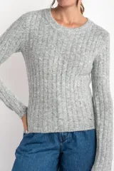 Sweater gris claro de lana acanalado, de corte ajustado y manga larga.