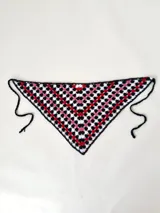 Bandana triangular tejida a crochet con hilo de algodón en colores blanco, negro, rosa y rojo.