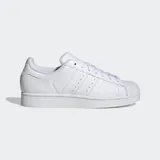 Championes Adidas Superstar blancos de cuero, con puntera de goma y las tres tiras laterales perforadas.