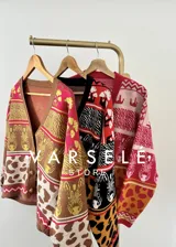 Cárdigan de punto con estampado de cebra y manchas de leopardo en tonos marrón, amarillo y rosa.