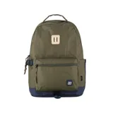 Mochila urbana de color verde oliva con base y detalles en azul marino. Presenta un parche rectangular de cuero claro con dos líneas verticales en la parte superior y un bolsillo frontal con cierre. Incluye tiradores de cordón en las cremalleras y un asa de mano superior.