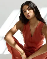 Brazalete rígido dorado con textura irregular.