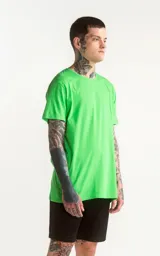 Remera verde de algodón pima peruano, de corte slim fit y cuello redondo.