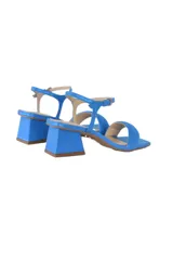 Sandalias de cuero azul satinado con tira ancha, pulsera fina ajustable al tobillo y tacón bloque de 5 cm.