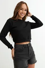 Sweatshirt azul marino de corte cropped y manga larga.