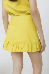 Minifalda color ladrillo con cintura alta y ruedo con volados.