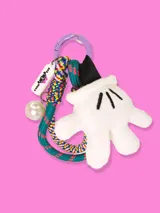 Llavero con aro metálico color lila, cordón trenzado multicolor, charm de mano de Mickey Mouse y dije de perla.