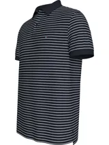Chomba Tommy Hilfiger de corte regular a rayas horizontales blancas y azul marino, con cuello clásico y tapeta de dos botones. Logo de la marca bordado en el pecho. Confeccionada en tejido técnico elástico que absorbe la humedad y cuenta con propiedades antiolores.