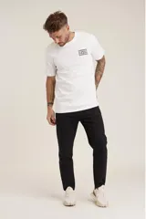 Remera de algodón color amarillo claro con estampado pequeño en el pecho.