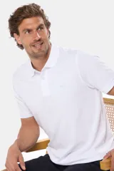 Remera polo de piqué lisa color rojo, con cuello en rib y botones personalizados.