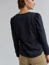 Remera gris claro de algodón con mangas largas abullonadas y escote en V.