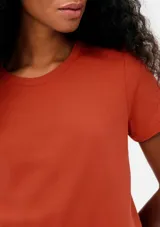 Remera verde claro de algodón, de corte clásico y mangas cortas.