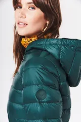 Campera puffer larga color verde esmeralda con capucha.