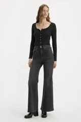 Pantalón de jean negro de tiro alto, corte acampanado y bajo desflecado.