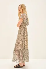 Vestido largo de viscosa jacquard con estampado de cebra en tonos marrón y negro, con detalles de lurex dorado. Presenta escote en V cruzado, elástico en la cintura y mangas cortas con volados.