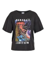 Camiseta negra de cuello redondo y mangas cortas con hombros caídos. Estampado con motivos marinos: medusa, corales y peces.