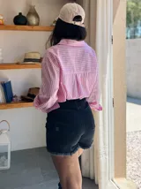 Short de jean negro con roturas y terminaciones desflecadas. Tiro alto y calce ajustado.