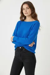 Sweater color verde oliva de punto con cuello redondo y mangas largas.