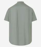 Camisa de manga corta, corte slim, color verde oliva con textura. Presenta cuello padre y cierre frontal de botones.
