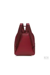 Mochila color marrón con diseño acolchado en forma de rombos, bolsillo frontal con cierre y compartimento interno.