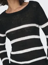 Sweater de punto negro con rayas horizontales blancas, cuello redondo y mangas largas.