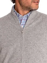 Sweater celeste de punto con cuello alto y cierre frontal completo.