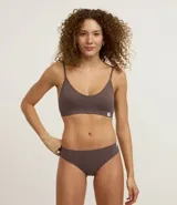 Kit de dos corpiños sin aro ni relleno, color blanco y marrón, de tejido texturizado sin costuras.