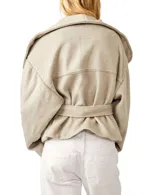 Chaqueta de tejido Melton color negro con bolsillos laterales inclinados y cinturón desmontable.