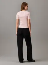 Remera rosa de algodón con textura de canalé fino, corte ajustado, cuello redondo, mangas cortas e insignia del monograma de Calvin Klein en el dobladillo.