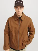 Campera marrón de algodón con cuello clásico, cierre frontal con cremallera y bolsillos laterales.