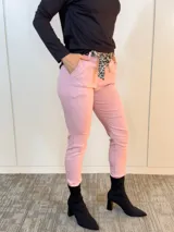 Pantalón rosa de corte recto, con cintura elástica y lazo con estampado animal print.