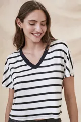 Remera de rayas blancas y negras, de calce oversize y escote en V, suave y liviana.
