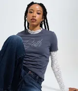 Remera femenina de algodón color gris oscuro, con cuello redondo, manga corta y estampado "Goth" con aplicaciones de brillo en el frente.