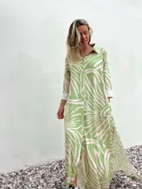 Vestido camisero largo de manga larga, con estampado abstracto en tonos verde pistacho y crudo.