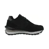 Championes urbanos Umbro, color negro con detalles en gris y blanco.
