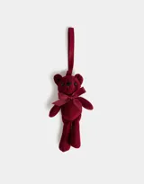 Llavero con dije de oso de peluche de corderoy color borgoña, con moño de cinta de raso al cuello y cinta para colgar.