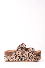 Sandalias con plataforma de corcho, con estampado animal print en tonos beige y negro, y hebillas metálicas plateadas.