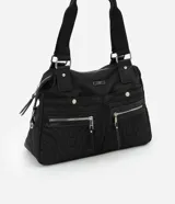 Cartera satchel mediana de PU color negro, con textura capitoneada, doble asa corta y correa larga extraíble. Posee cierre principal con cremallera y bolsillos externos con cremallera.