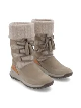 Bota de caña media color gris topo, con detalle de tejido de punto trenzado en la caña y cordones con borlas. Suela de goma con plataforma.