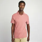 Remera rosa de piqué con cuello polo en V y mangas cortas.
