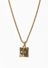 Collar dorado con cadena de eslabones trenzados y dije cuadrado con cruz medieval en relieve.