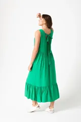 Vestido largo verde con escote en V y corte imperio.