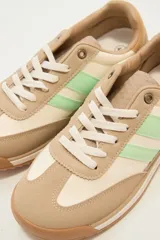 Zapatillas bajas color beige y blanco con detalles en verde agua.