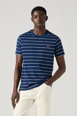 Remera de hombre azul con rayas horizontales blancas y logo rojo pequeño en el pecho.