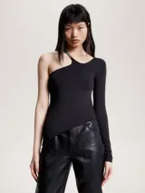 Remera negra ajustada al cuerpo, con un solo tirante con logo Tommy Jeans, una manga larga y bajo asimétrico.